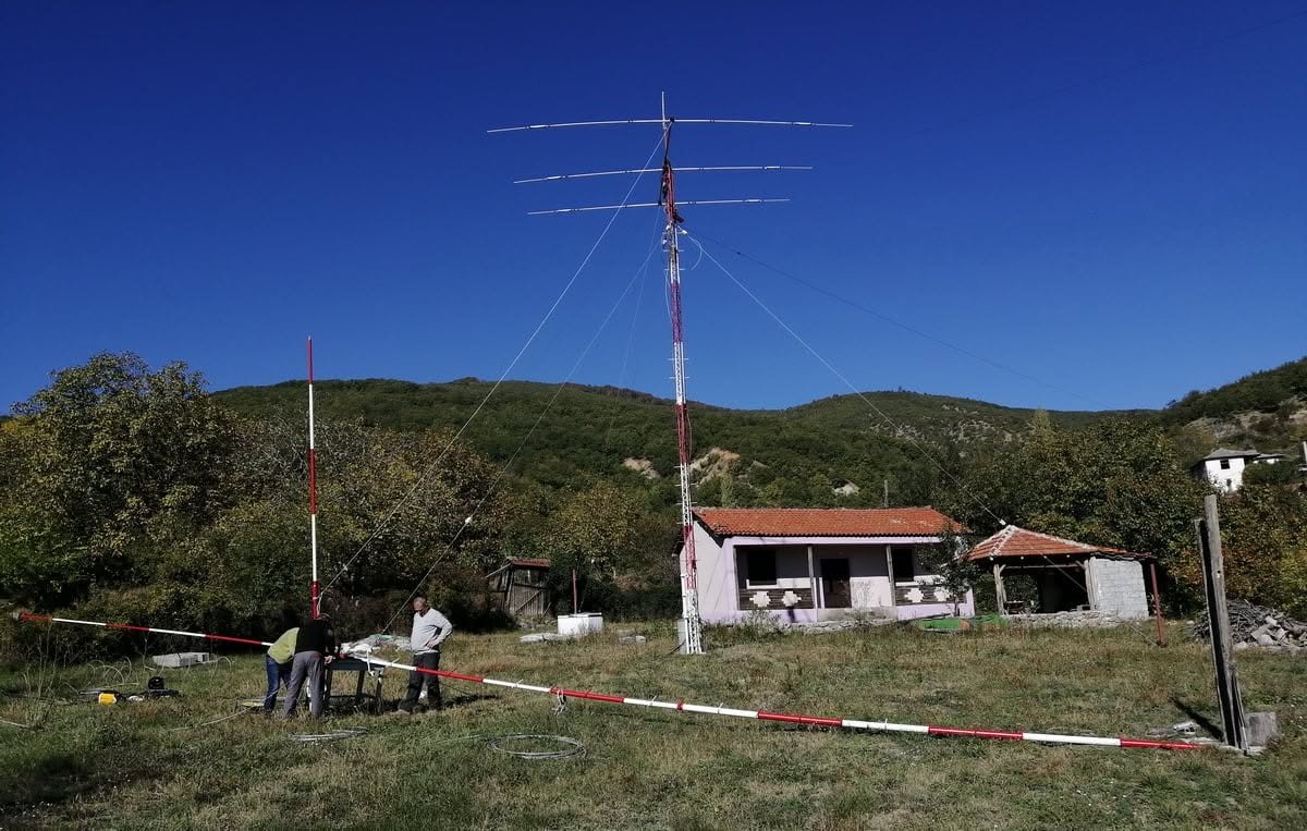 Mi Casita antenna and house, mountain view